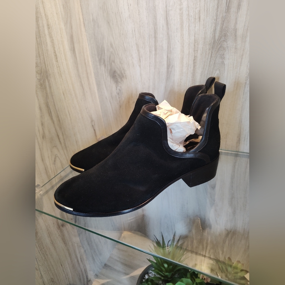 Ted Baker Twillo Suede Cut Out Ankle Bootie Black Size 38.5 Used Good Condition